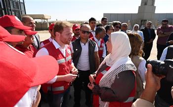 وزيرة التضامن ونائب محافظ شمال سيناء يتفقدان شاحنات المساعدات برفح