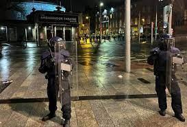 أعمال شغب في العاصمة الإيرلندية بعد إصابة طفل وامرأة بهجوم 
