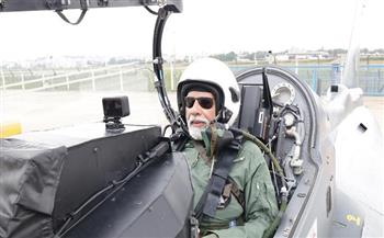 رئيس الوزراء الهندى يشارك في قيادة طائرة حربية محلية الصنع