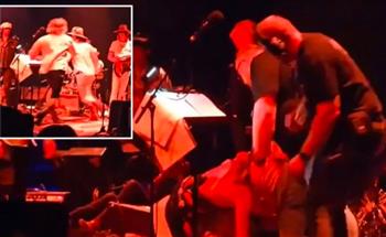 مشاجرة عنيفة بين أعضاء فرقة روك شهيرة على خشبة المسرح (فيديو)