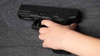 طفل أمريكى يعثر على مسدس ويقتل نفسه بالخطأ 