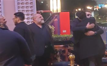 شريف منير وخالد الصاوي في استقبال المعزين في وفاة الراحل طارق عبدالعزيز 