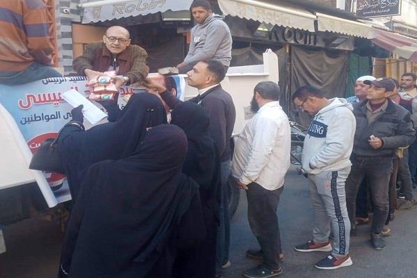 توافد كثيف من المواطنين على منافذ بيع السلع الغذائية بأسعار مخفضة في بورسعيد  