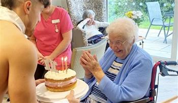 سيدة تكشف سر العمر الطويل فى الاحتفال بعيد ميلادها الـ 101