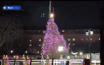 شاهد.. سقوط شجرة الكريسماس في البيت الأبيض يثير السخرية من بايدن 