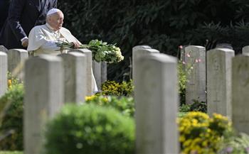 بابا الفاتيكان يحتفل بالقداس في مقبرة الحرب بروما