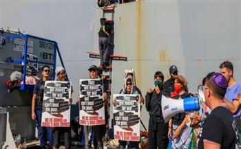 نشطاء يحاولون منع سفينة أمريكية محملة بالأسلحة من التوجه لإسرائيل