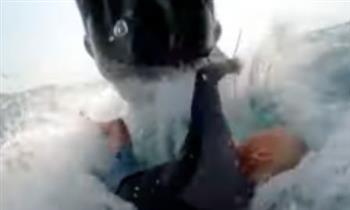 لحظة نجاة رجل من حوت أثناء تزلجه على الأمواج (فيديو)