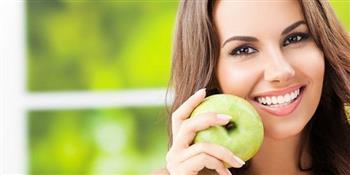 منها إزالة الهالات السوداء.. فوائد التفاح الأخضر لبشرتك