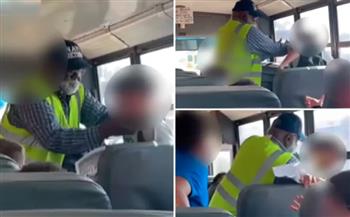 فيديو صادم.. سائق حافلة أمريكي يصفع تلميذًا ويخنقه أمام زملاءه