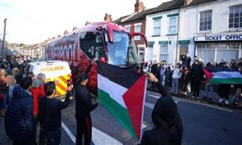 الجماهير تستقبل حافلة ليفربول بأعلام فلسطين قبل لقاء لوتون تاون