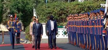 الرئيس السيسي وسيلفا كير يستعرضان حرس الشرف بقصر الاتحادية (فيديو)