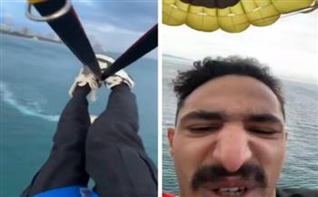 رحلة بحرية تنقلب لكارثة.. شاب يفقد السيطرة على مظلته بسبب الرياح القوية (فيديو)