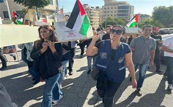 «مسيرة بالتوابيت» للصحفيين احتجاجا على قتل الاحتلال الإسرائيلي للمراسلين في غزة