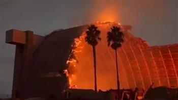 شاهد.. حريق يلتهم حظيرة تاريخية لتخزين المناطيد في كاليفورنيا