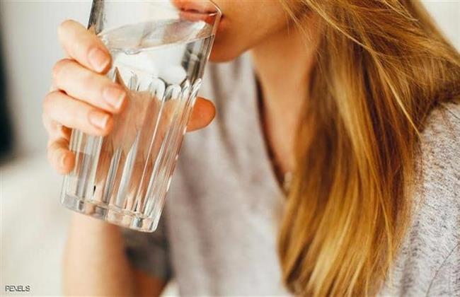 صحيفة إسبانية تكشف أهمية تناول الماء الدافئ على معدة فارغة