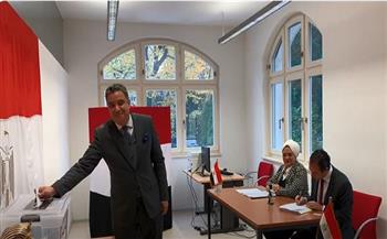السفير المصري بالنمسا يدلي بصوته في الانتخابات الرئاسية "فيديو"
