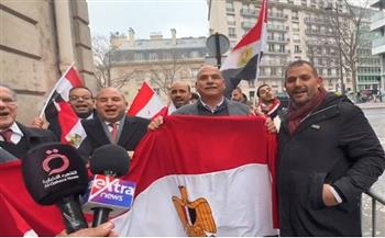 بالشعارات الوطنية.. الجالية المصرية في فرنسا تشارك بقوة في الانتخابات الرئاسية