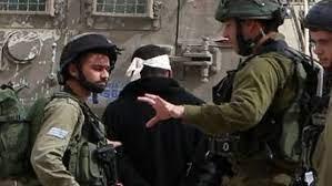 الاحتلال الاسرائيلي يعتدي بالضرب على شابين في "دورا" جنوب الخليل