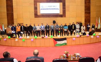 رئيس جامعة سوهاج يكرم الفائزين في المهرجان الرياضي «الكروس فت» 
