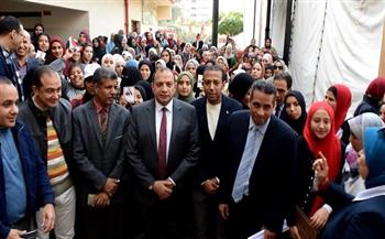 رئيس جامعة بني سويف يتقدم حشودا لأعضاء هيئة التدريس والطلاب للتصويت بالانتخابات