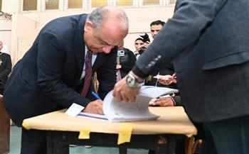 وزير قطاع الأعمال العام يدلي بصوته في الانتخابات الرئاسية أمام لجنة الجامعة العمالية بمدينة نصر 