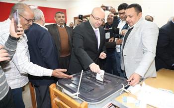 محافظ بني سويف يُدلي بصوته في أول أيام الانتخابات الرئاسية بلجنة الثانوية الميكانيكية