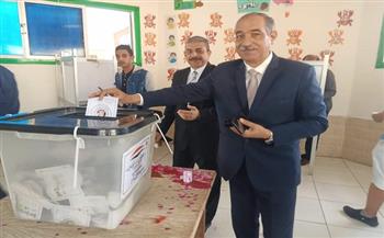 رئيس مدينة الغردقة يتفقد سير العملية الانتخابية باللجان .. ويدلي بصوته 