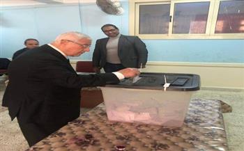المستشار عدلي منصور يُدلي بصوته بمقر لجنته في 6 أكتوبر