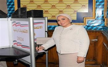 السيدة انتصار السيسي تدلي بصوتها في الانتخابات الرئاسية
