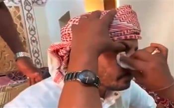 لن تصدق.. سيدة تخرج حجرًا من عين سعودي دون جراحة (فيديو)