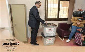 رئيس حملة المرشح الرئاسي عبد الفتاح السيسي يدلي بصوته في الانتخابات