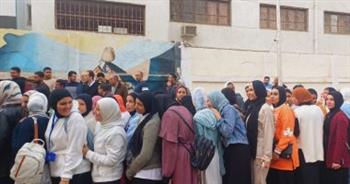 توافد أعداد كبيرة من الناخبين على لجنة المغتربين بحي العجمي بالإسكندرية 