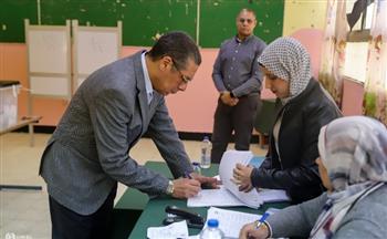 ياسر قمر يدلي بصوته في الانتخابات الرئاسية 