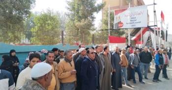 «تعليم أسوان» تنظم مسيرات في حب مصر أمام اللجان الانتخابية 