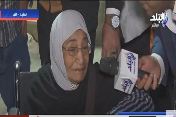 شاهد.. ناخبة مسنة على كرسي متحرك بالمنيا توجه رسالة للرئيس السيسي