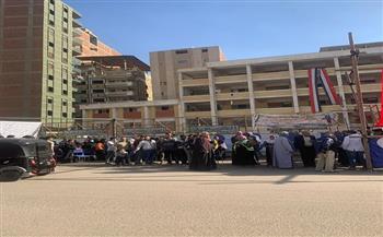 اصطفاف المواطنين أمام اللجان الانتخابية للإدلاء بأصواتهم في آخر أيام الاقتراع 