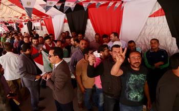 اصطفاف المواطنين أمام لجان القاهرة الجديدة باليوم الأخير للانتخابات الرئاسية 