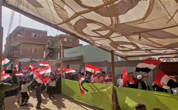بالصور.. عمال الإسماعيلية يصطفون أمام لجان الانتخابات الرئاسية 