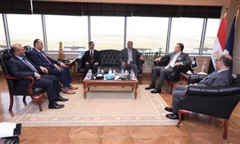 وزير السياحة يلتقي وفد أعضاء هيئة التدريس والدراسين بكلية الدفاع الوطني الإماراتية