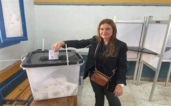 النائبة شيرين عليش تدلي بصوتها الانتخابي 