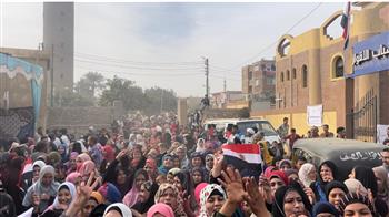 حشد جماهيري من أهالي قرية الأقواز بالجيزة أمام لجان الانتخابات الرئاسية