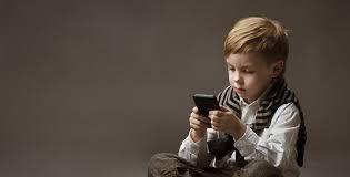 دراسة صادمة تؤكد: 91% من الأطفال يشعرون بالقلق عند الابتعاد عن هواتفهم