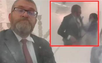 برلماني بولندي يثير الجدل بعد ما فعله بالشمعدان اليهودي (فيديو)