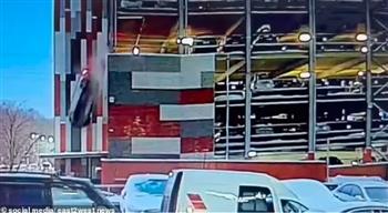 سائق مخمور يحاول ركن سيارته في جراج متعدد الطوابق.. النهاية صادمة (فيديو)