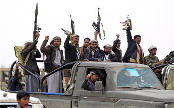 مسؤول أمريكي: الحوثيون أطلقوا صاروخين أخطآ سفينة قرب باب المندب