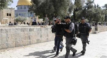 الاحتلال الاسرائيلي يعتقل حارسين للمسجد الأقصى ويقتحم العيسوية وسلوان