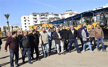 محافظ بورسعيد يتفقد اصطفاف المعدات و السيارات بـ «جراجات» الأحياء