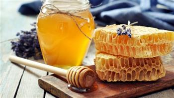 تعرفي على فوائد شمع العسل للشعر وآثاره الجانبية
