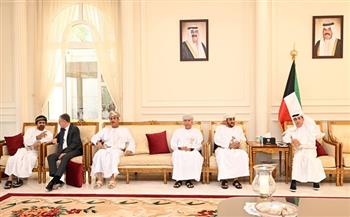 مسؤولون عمانيون يؤدون واجب العزاء في وفاة أمير الكويت